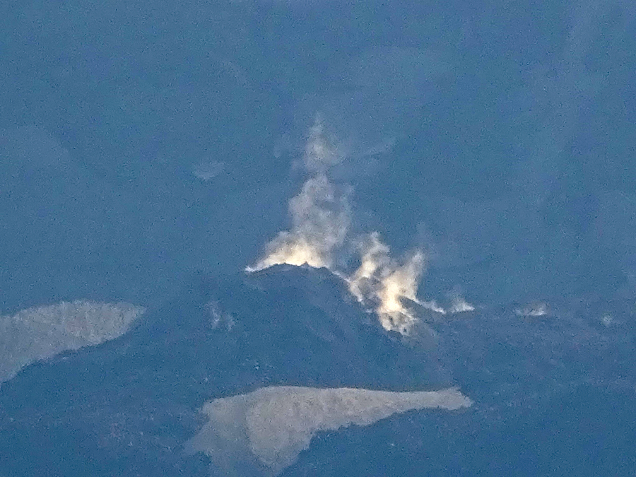DSteam rising from dome inside Mt. St. Helens crater